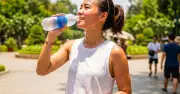 Cách nhận biết và bổ sung nước đúng cách trong ngày nắng nóng