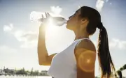 Cách uống nước đúng để tránh mất nước và bảo vệ thận khi nắng nóng