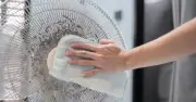 Cách vệ sinh quạt điện không cần tháo lồng, sạch bong như mới