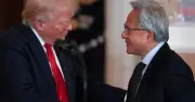 CEO Nvidia Jensen Huang tháp tùng Tổng thống Trump đến Trung Quốc, hy vọng bán chip AI