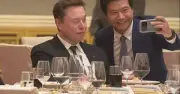 CEO Xiaomi Lôi Quân chủ động xin chụp ảnh cùng Elon Musk tại quốc yến Bắc Kinh