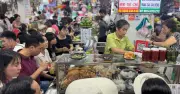 Chợ Cồn Đông Nghịt Dịp Lễ, Du Khách Chen Chân Thưởng Thức Đặc Sản Đà Nẵng