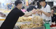 Chợ hải sản Quảng Ninh 'nóng' trong kỳ nghỉ lễ, giá tăng cao