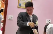 Chú rể khóc nức nở trong lễ đón dâu, cô dâu bật cười vì bất ngờ