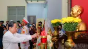 Chủ tịch Quốc hội dâng hương tưởng niệm các anh hùng liệt sĩ tại Hóc Môn