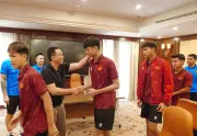 Chủ tịch Trần Quốc Tuấn và HLV Roland căn dặn đội U17 Việt Nam trước trận tứ kết
