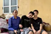 Cha mẹ nghèo đạp xích lô, nhặt phế liệu nuôi 2 con khuyết tật bẩm sinh