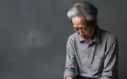 Chia tài sản cho con, cụ ông khóc nức nở ở bệnh viện vì sai lầm cả đời