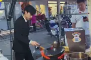 Chàng trai 19 tuổi mặc vest bán cơm rang kiểu 'tổng tài' gây sốt mạng