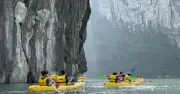 Chèo kayak trên vịnh Hạ Long 'bùng nổ' dịp lễ 30.4 - 1.5