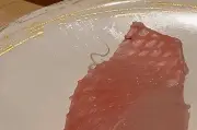 Chuỗi sushi Gatten Sushi xin lỗi vì ký sinh trùng ngoe nguẩy trên sashimi