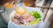 Chuyên gia cảnh báo: Không nên uống cạn nước phở vì lượng muối cao