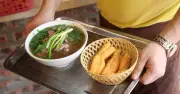 Chuyên gia cảnh báo tác hại của quẩy ăn kèm phở