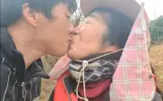 Chuyện tình cụ bà 73 tuổi và chàng trai 38 tuổi gây tranh cãi tại Hàn Quốc