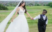 Chuyện tình đẹp như mơ: Cô gái cao 1m7 lấy chồng cao 1m22 gây sốt