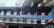 Cháy lớn tại kho điện máy ở TPHCM, hàng chục công nhân hối hả di dời tài sản