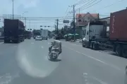 Clip hai người đàn ông đánh võng trên quốc lộ gây bức xúc