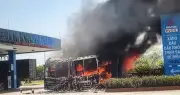 Clip hai ô tô chạy đu đối trong trạm cây xăng