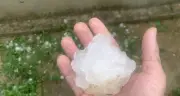 Clip mưa đá to bằng nắm tay trút trắng trời, người dân lấy chăn che ô tô