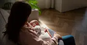 Cảm thấy có lỗi vì không có sữa nuôi con, sản phụ trầm cảm suýt ôm con tự tử