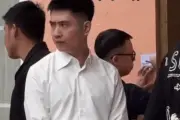 Cán bộ công an hỗ trợ vợ tổ chức đám cưới, ánh mắt 'soi khách' gây sốt mạng