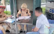 Cán bộ xã ở Lào Cai liều lĩnh lái xe trên cao tốc dù đã bị tước bằng vì nồng độ cồn