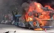Cận cảnh ba hoả thiêu rụi xe buýt giữa phố Lý Thường Kiệt
