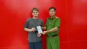 Công an phường Hạc Thành giúp du khách Mỹ tìm lại điện thoại thất lạc