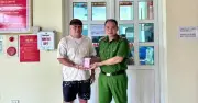 Công an phường Đông Kinh hỗ trợ người dân nhận lại 50 triệu chuyển nhầm
