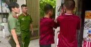 Công an phường Xuân Hòa xử lý 3 người dán quảng cáo trái phép