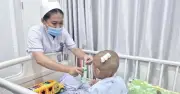 Công an tìm 5 người thân liên quan vụ bé trai bị bạo hành