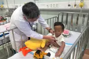 Công an TPHCM tìm thân nhân bé trai 2 tuổi bị mẹ bạo hành