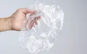 Công dụng bất ngờ của mũ tắm khách sạn ngoài che tóc