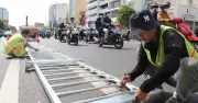 Công nhân tất bật lắp rào thép phân làn dải phân cách trên rốn kẹt xe Cộng Hòa