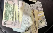 Công nhân xây dựng Mỹ trả lại hơn 30.000 USD nhặt được trong nhà vệ sinh