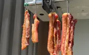 Cảnh báo nguy cơ ngộ độc từ trào lưu làm thịt một nắng tại nhà