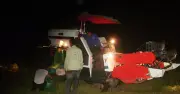 Cảnh nông dân thắp đèn xuyên đêm gặt lúa tránh nắng nóng gay gắt ở Nghệ An