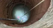 Cảnh sát cứu người đàn ông rơi xuống giếng sâu 35m ở TP.HCM