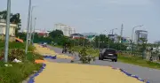 Cảnh tượng gây nhức mắt trên đường: Tài xế ô tô thập thò lỗ và chạm