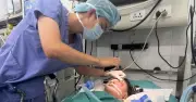Con nguy kịch chồng nhập viện cấp cứu, người phụ nữ đạo sức cùng lúc kiệt