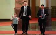 Con trai tỷ phú Elon Musk mặc trang phục Trung Quốc khi xuất hiện cùng bố ở Bắc Kinh