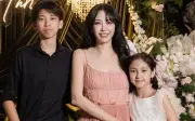 Con trai và con gái Hà Kiều Anh gây chú ý trong ngày đặc biệt của mẹ