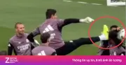 Courtois suýt đá vào đầu Mbappe trong buổi tập Real Madrid