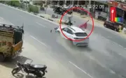 Cặp vợ chồng ở Ấn Độ bị ô tô đâm văng 6 mét khi sang đường