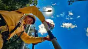CSGT Hà Nội vất vả giữa nắng nóng 50 độ C, mồ hôi đẫm áo vẫn bám chốt