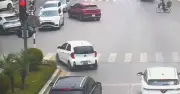 CSGT làm rõ vụ tranh cãi lỗi sai với ô tô quay đầu tại vạch đi bộ sang đường