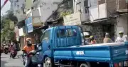CSGT xử phạt tài xế xe tải vượt rào chắn đường sắt tại TP.HCM