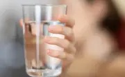 Cậu bé 10 tuổi suýt tử vong vì uống quá nhiều nước trong thời gian ngắn