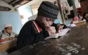 Cậu bé Indonesia 'lột da như rắn' vì bệnh da hiếm gặp