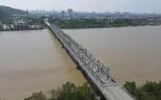 Cầu Bến Thủy 1 sắp hoàn thiện lưới thép an toàn cao 3,5m